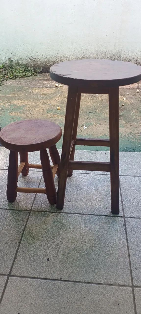 PAR DE BANCOS DE MADEIRA PEQUENO E MÉDIO USADOS. 