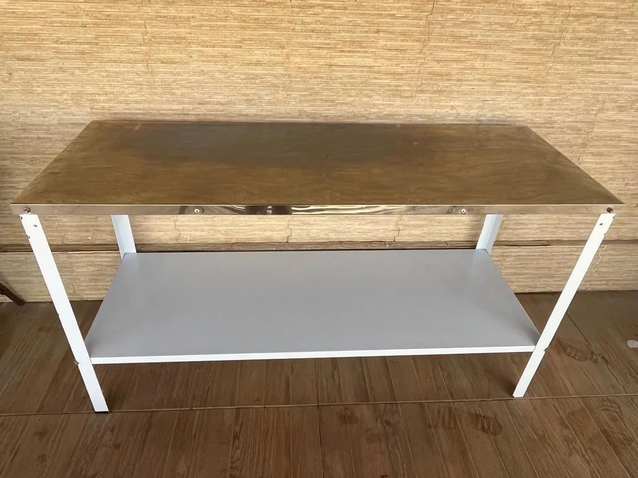 Mesa Bancada Profissional com Tampo em Inox e Prateleira - R$ 700