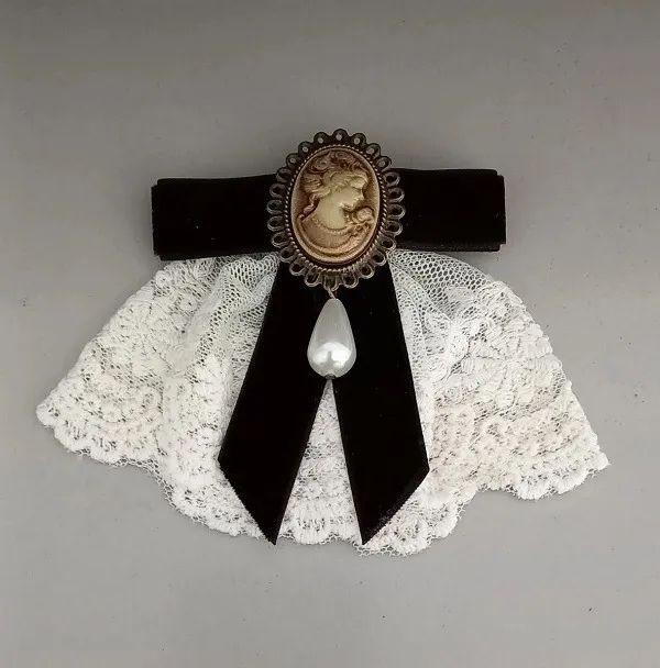 Broche de Laço Veludo Marrom com Camafeu e Renda (novo)