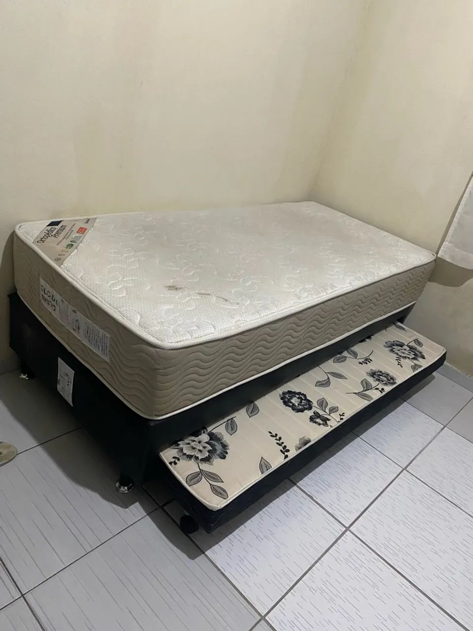 Cama ortopédica com base auxiliar 