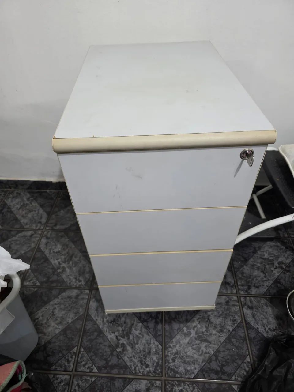 Móvel/gaveteiro auxiliar com chave 