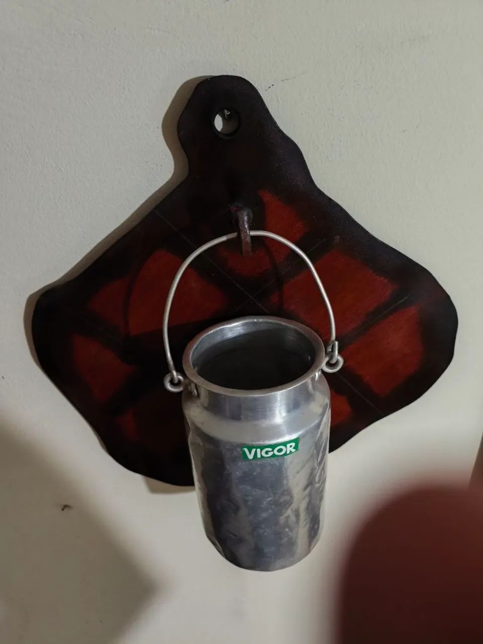 Leiteira antiga em alumínio em placa decorativa. - Foto 2