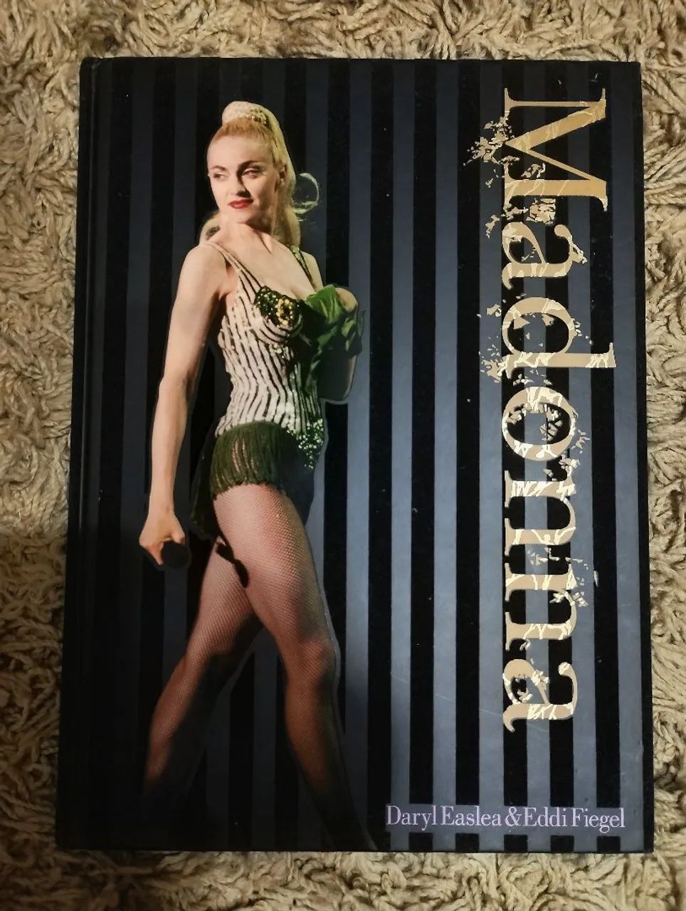Madonna by Daryl Easlea & Eddie Fiegel - Livros e revistas - Ponta