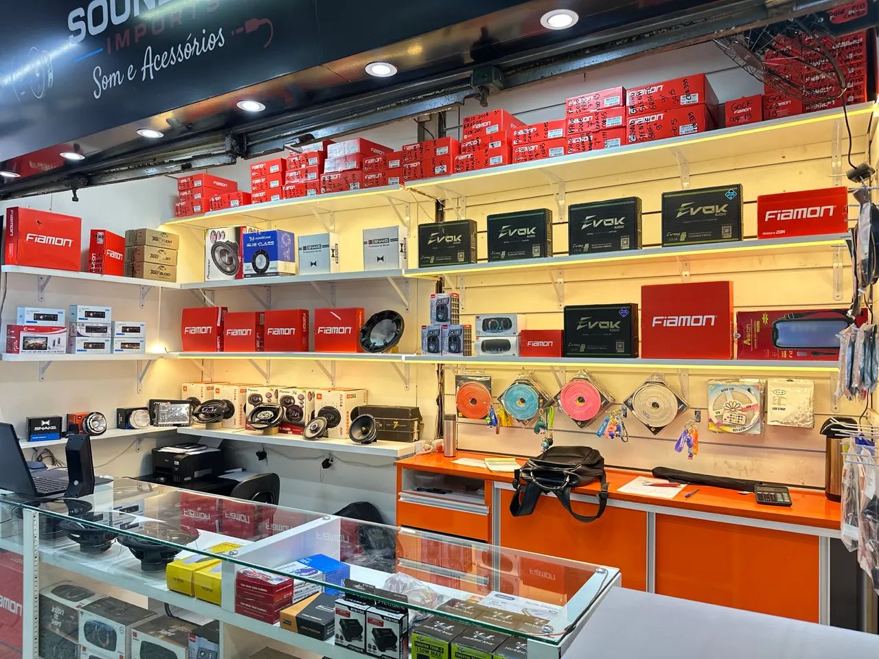 VENDO LOJA  Ponto Comercial Loja a Venda na Região de Grande Fluxo no Camelodromo