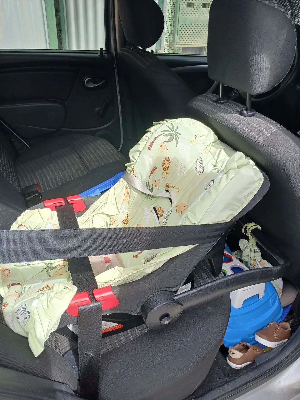 Produtos bem conservados Berço R$500. Carrinho R$400. Bebê conforto R$150