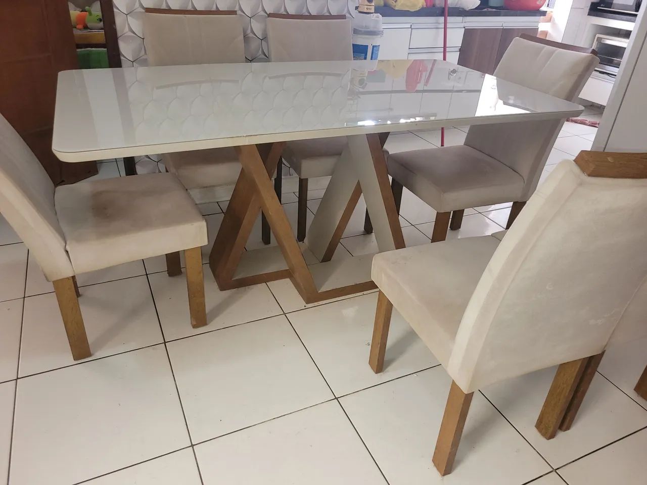 Vendo mesa com tampão de vidro de 6 cadeiras. - Foto 5