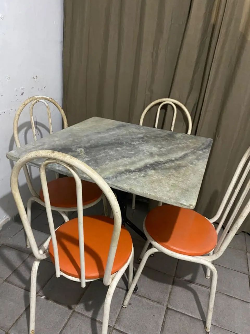 Mesa e cadeiras 