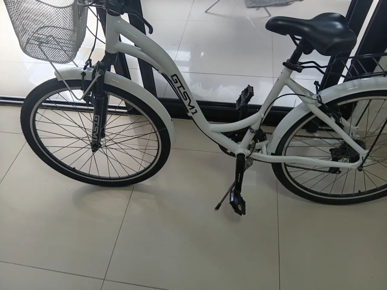 Bicicleta feminina com cesta