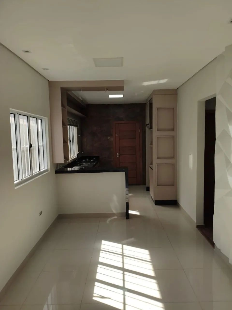 ? CASA PARA LOCAÇÃO | 1 SUÍTE + 2 QUARTOS, COZINHA MOBILIADA E JARDIM ? - Foto 3
