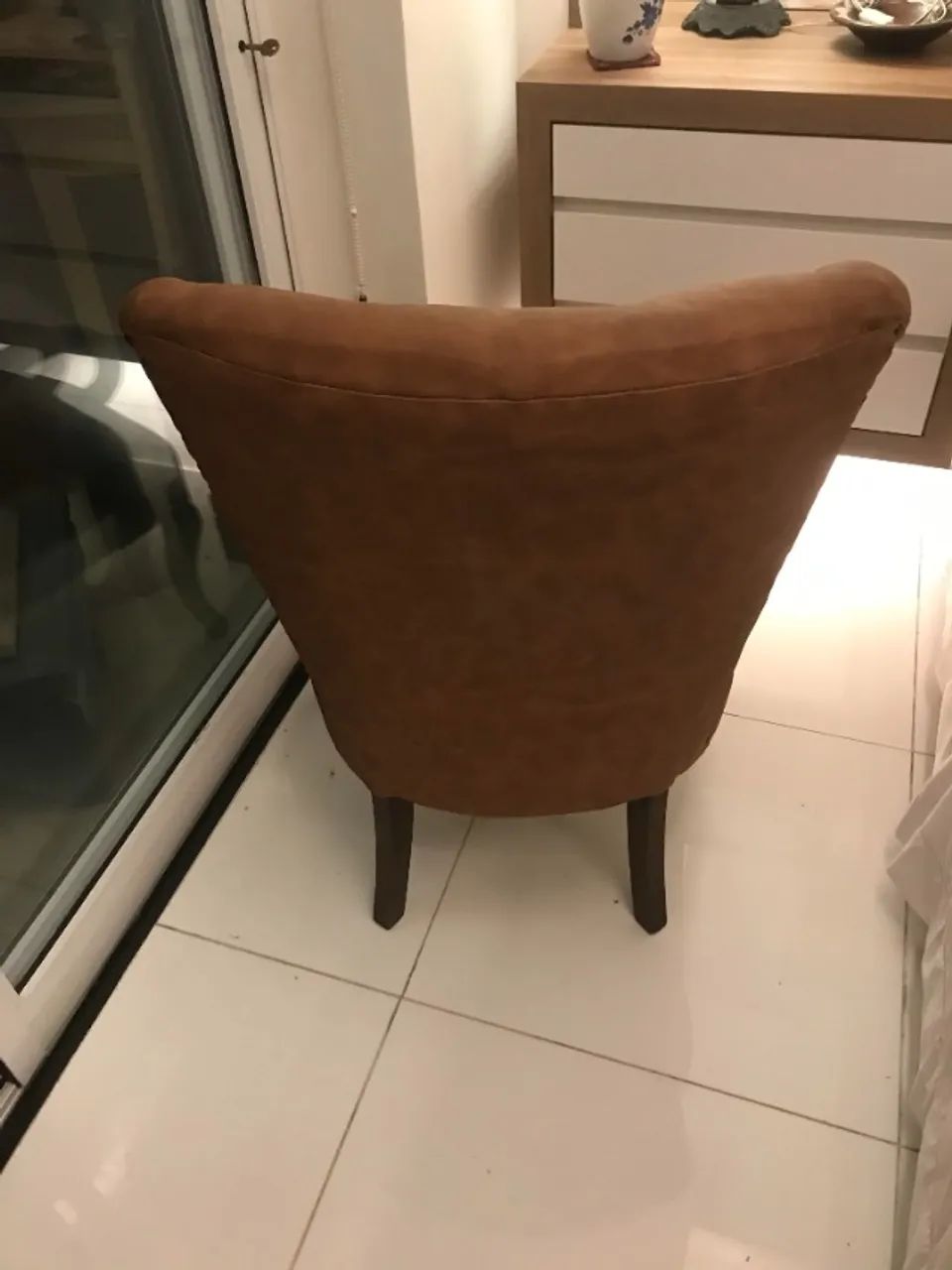 POLTRONA VINTAGE CAPITONÊ ESTILO LUIZ XV - COR CARAMELO - Foto 4