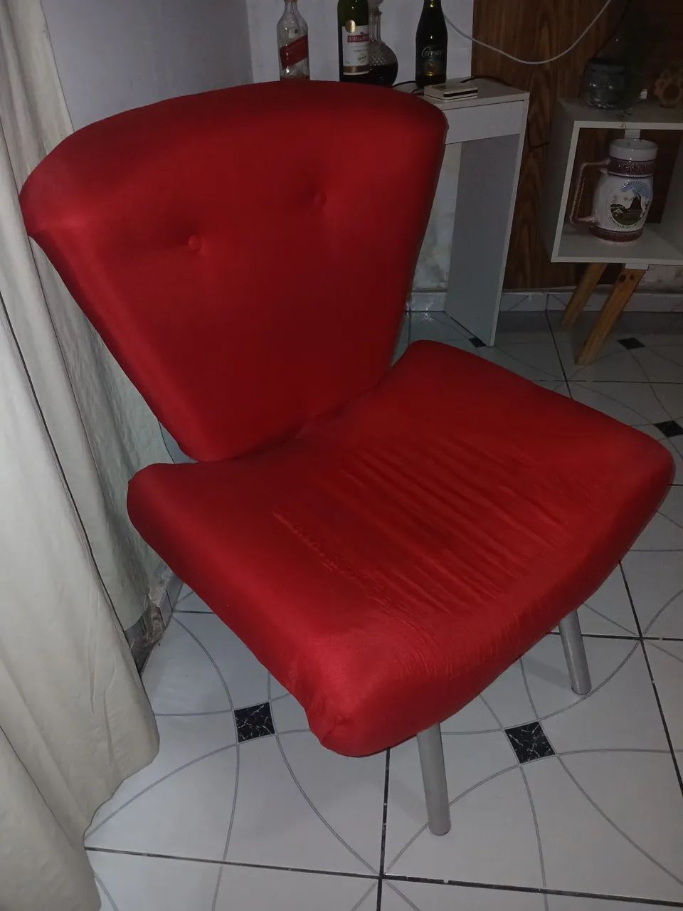 Lavatório, poltrona e um armário  - Foto 2