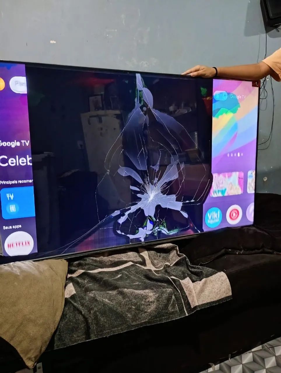 Vendo TV 55 polegada com desfeito 