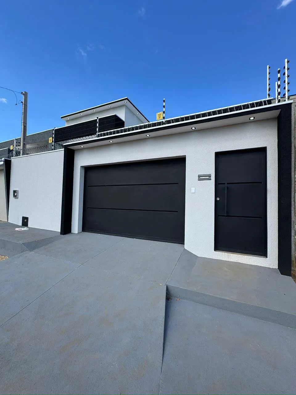 Casa com três quartos, excelente localização, perto de tudo que você precisa com praticida - Foto 2