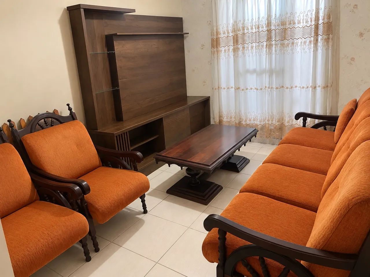 Sofá e poltronas acompanha mesa de centro 