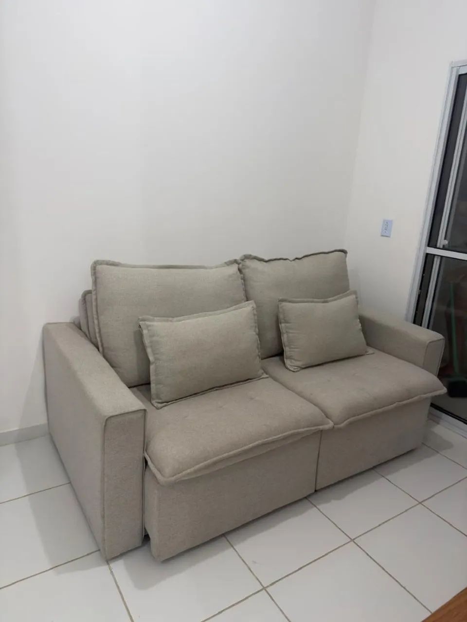 Sofá retrátil e reclinável bege claro