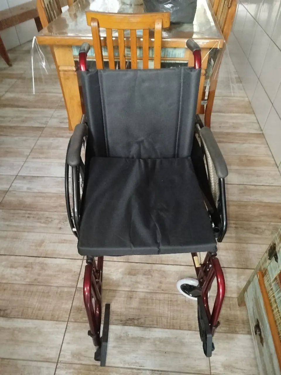 Vendo Cadeira de Rodas totalmente nova. - Foto 5