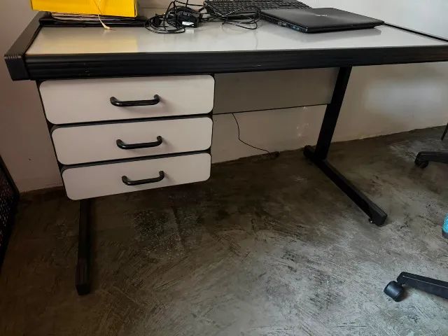 Escrivaninha com estrutura de aço