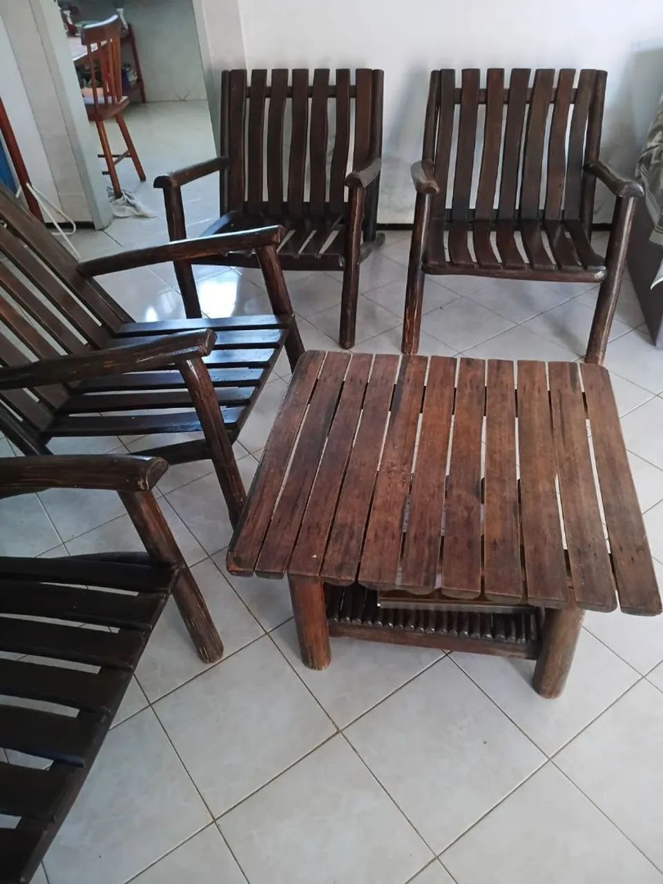 Conjunto de 4 cadeiras e mesa de centro em madeora de demolição  - Foto 5