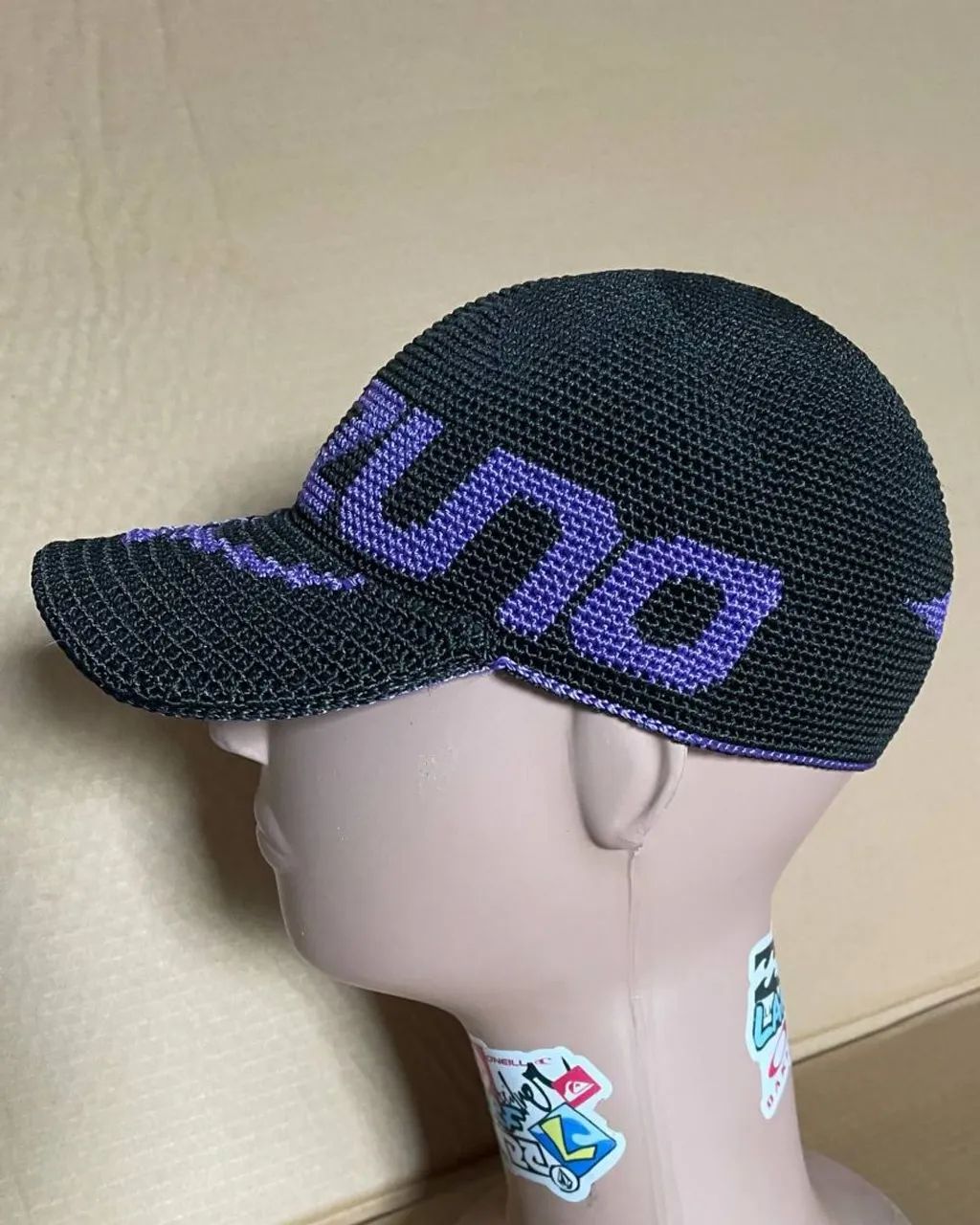 Boné de crochê Mizuno preto e roxo. - Foto 3