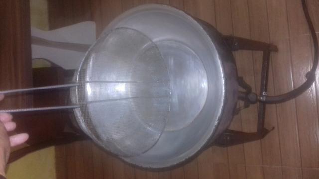Vendo fritadeira a gaz semi nova - Foto 2