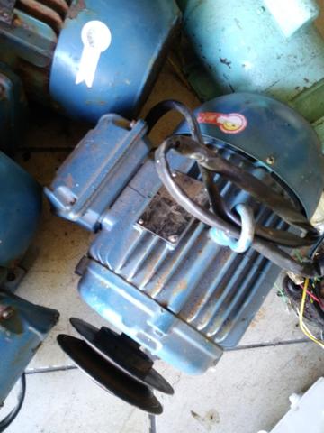 Motor Weg 220 ou 380 v. 6 cv 1740 RPM TENHO 3 O VALOR DO ANUNCIO E DE UNIDADE OK - Foto 2