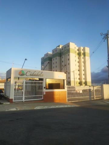 Alugo Apartamento 2 quartos sendo uma suíte 2 vagas de garagem em condomínio fechado - Foto 2