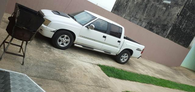 Vendo s10 á diesel 4x4 tudo ok documento em dias 4 pneus novos