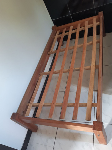 Cama de solteiro de madeira