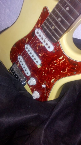 Guitarra Phoenix usada modelo Stratocaster com alavanca - Foto 4