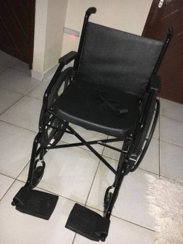 Vende-se cadeira de rodas