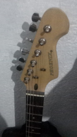 Guitarra Phoenix usada modelo Stratocaster com alavanca - Foto 2