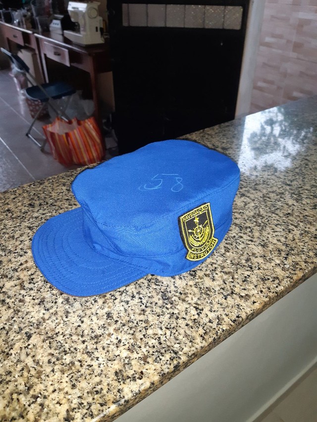 Gorro azul e camuflado 