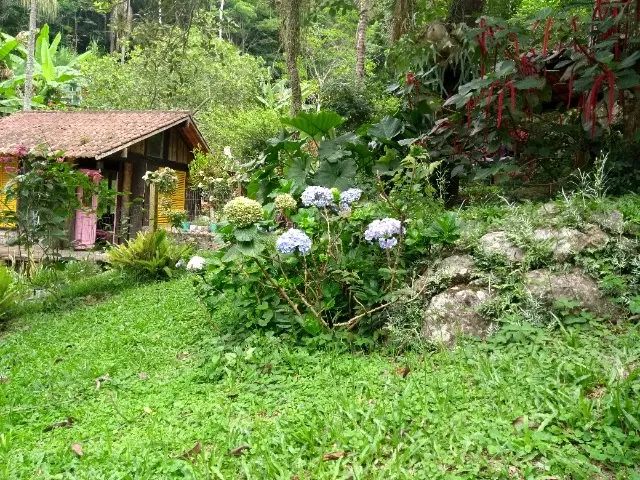Terreno enorme com muita benfeitoria em rua fechada e pavimentada.