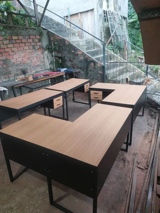 Mesa reta em L estilo industrial 