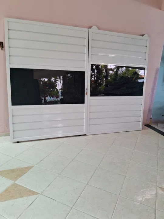 Portão de Alumínio Branco com Grades