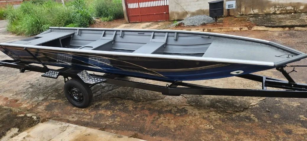 Canoa motor e carreta