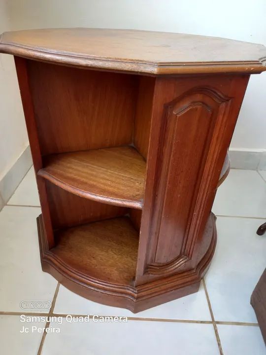 Vendo 2 mesinhas de canto antiga de madeira. 