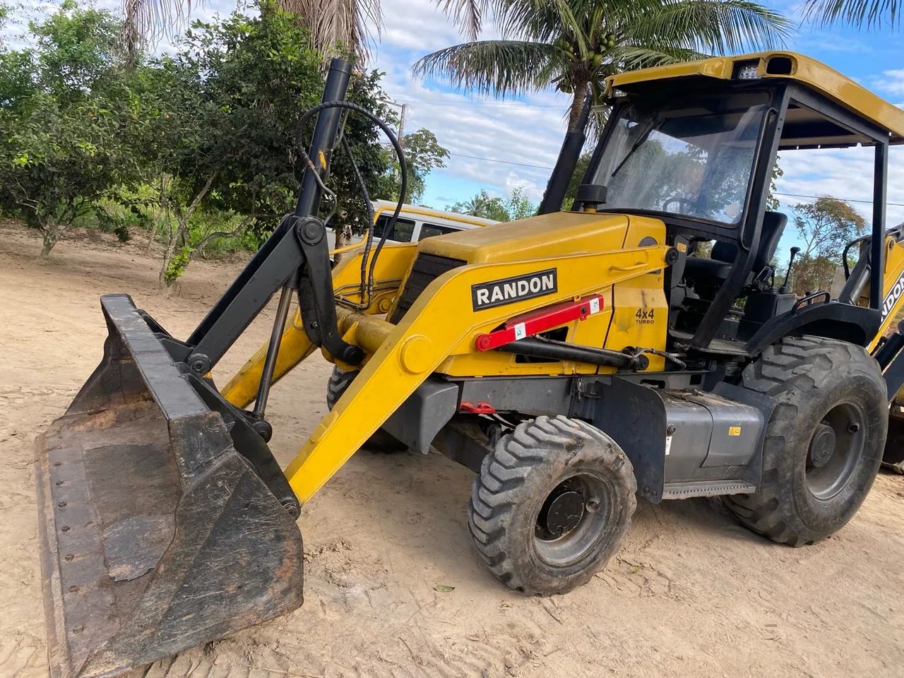 Retro escavadeira Randon motor novo
