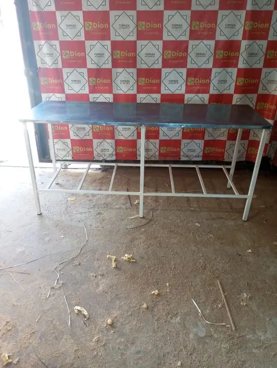 Mesa de Metal Branca com Tampo em inox Preto - Foto 2
