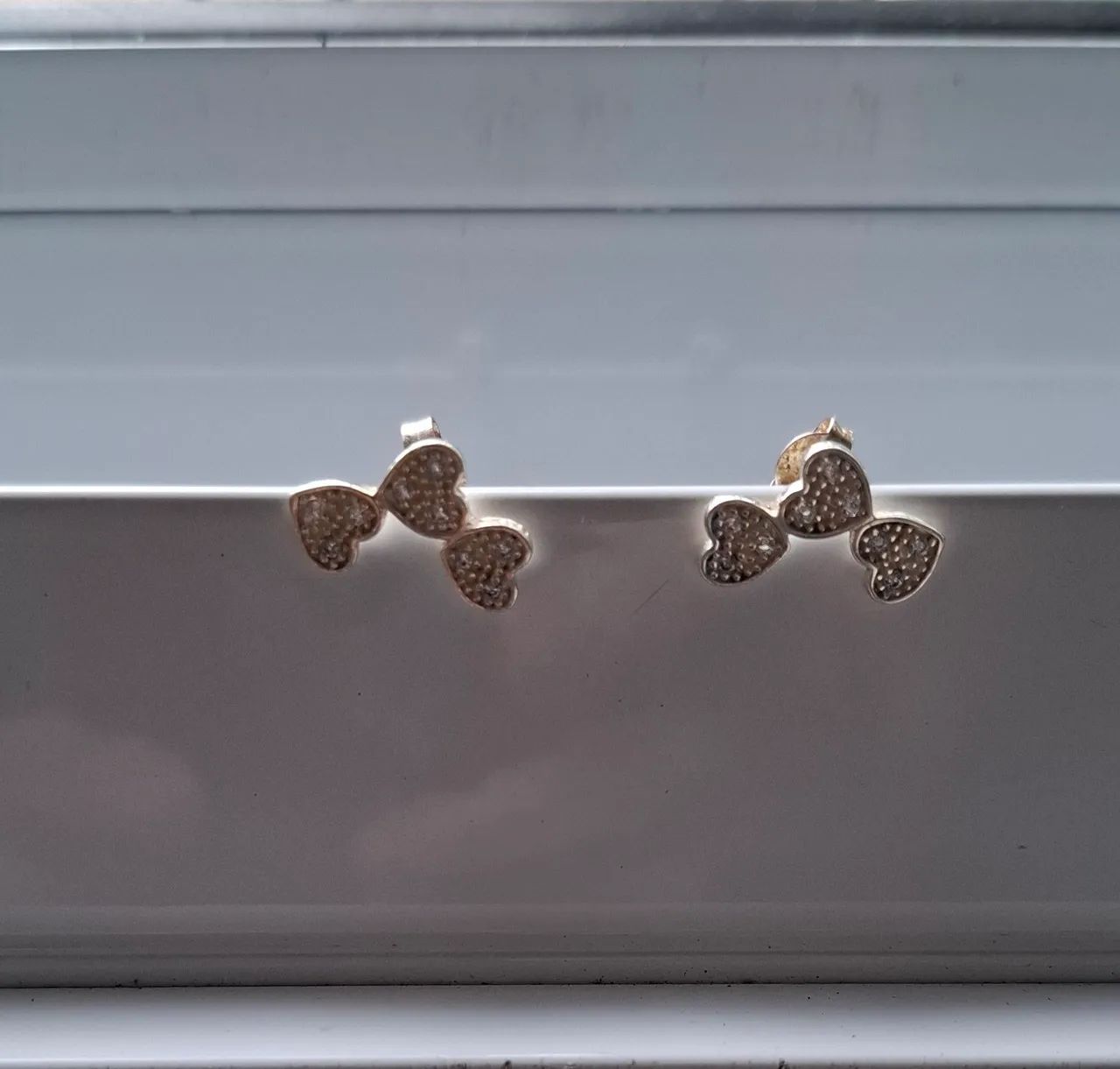 Brincos Estilo Ear Cuff Trio de Corações  - Foto 4