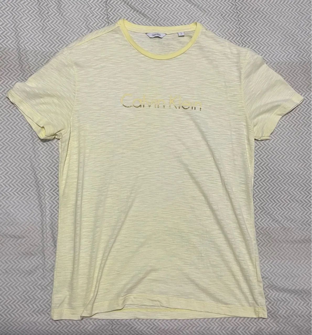 Camisas e camiseta estampadas Calvin Klein  - Foto 2