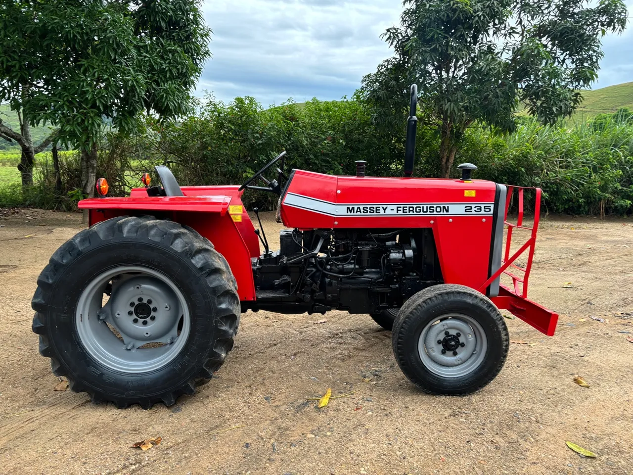Trator Massey Ferguson 235