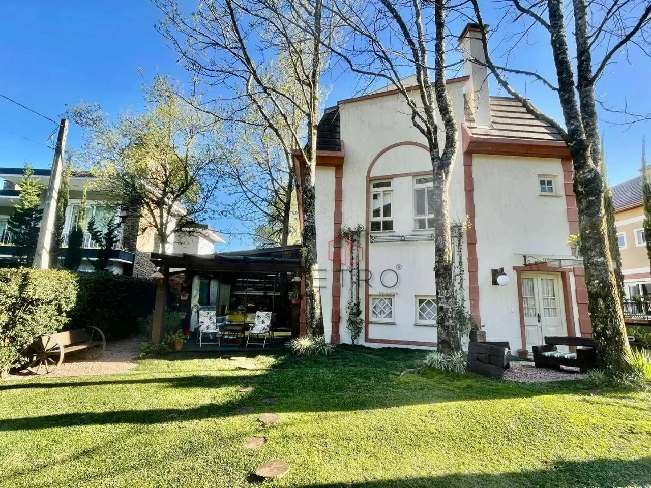 Casa geminada e mobiliada no Condomínio Laje de Pedra na cidade de Canela!