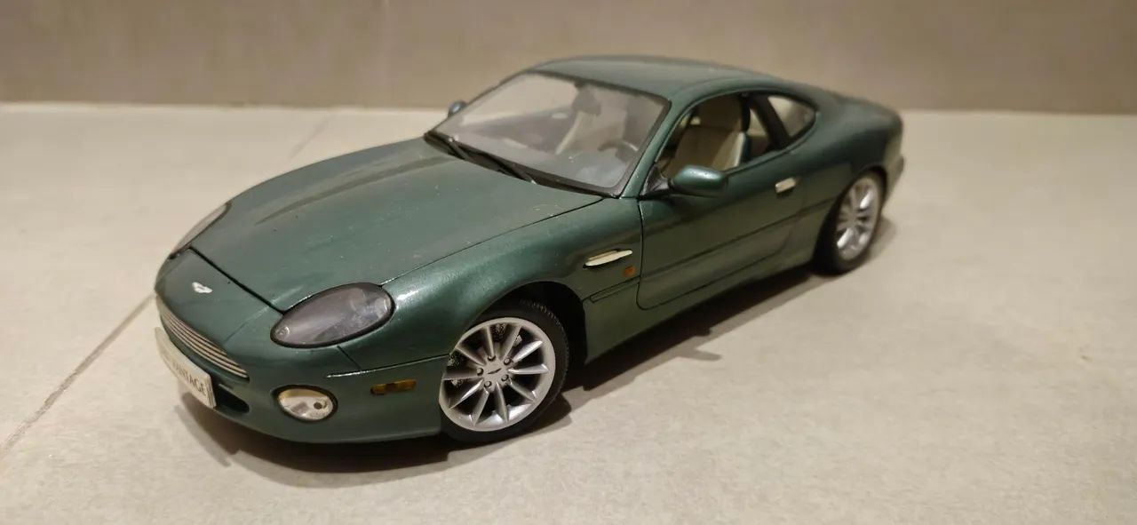 Miniatura Aston Martin Vantage 1/18