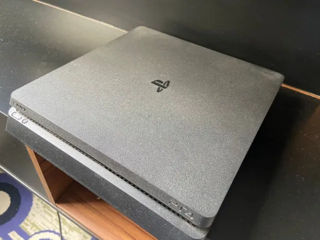 Console Playstation 4 V15 - 4 jogos + 2 manetes