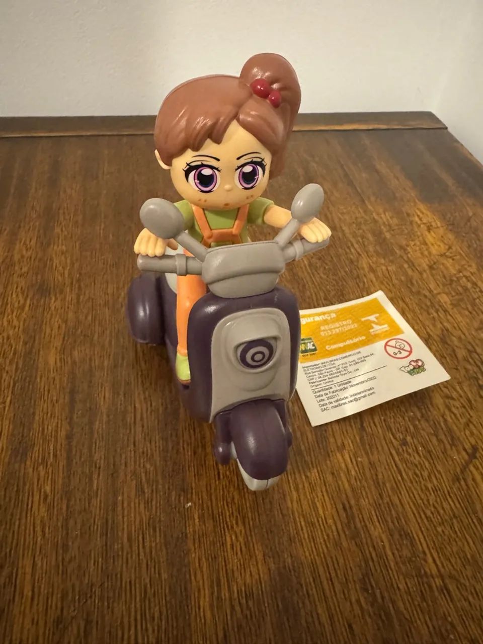 Boneca com Scooter de fricção  - Foto 2