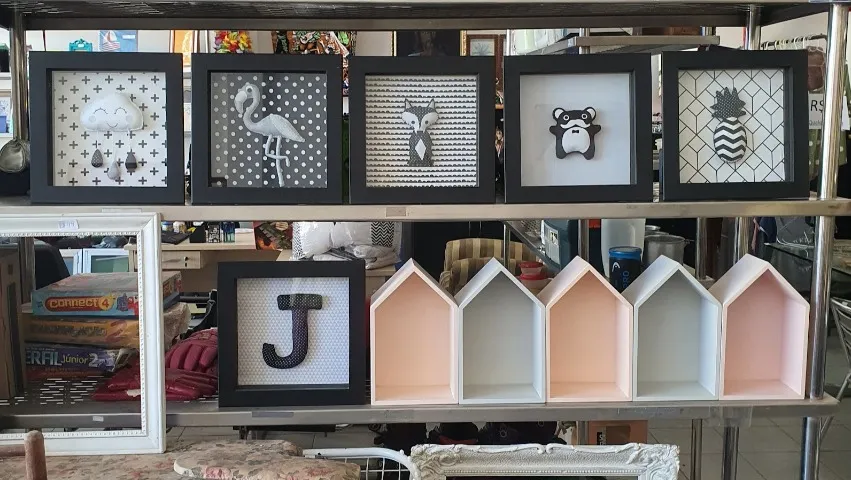 Quadro Decorativo Criança Bichinhos Flamingo Raposa Abacaxi Nuvem Letra J