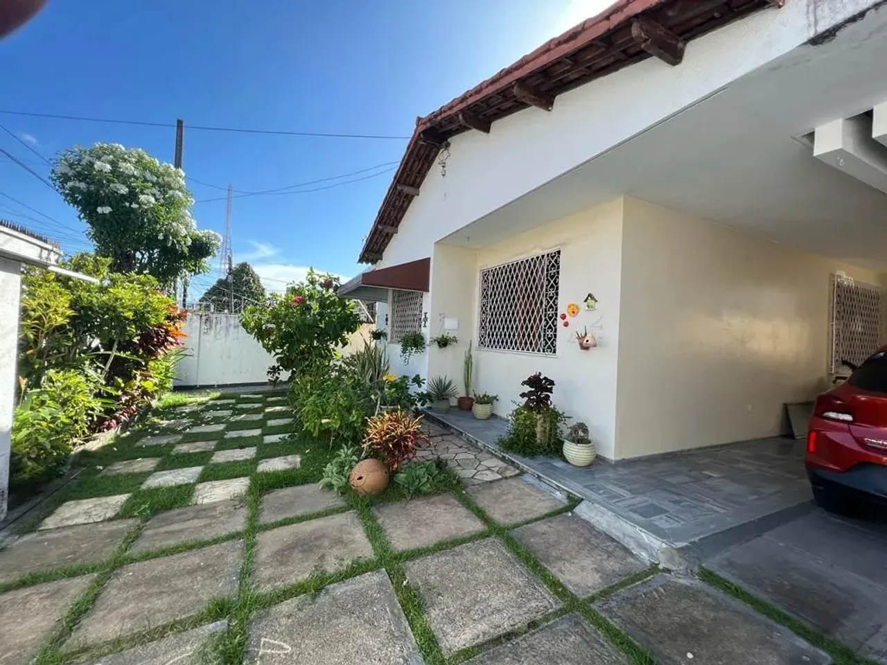 EXCELENTE CASA SERVINDO PARA MORADIA OU FINS COMERCIAIS NA LEONARDO MOTA!