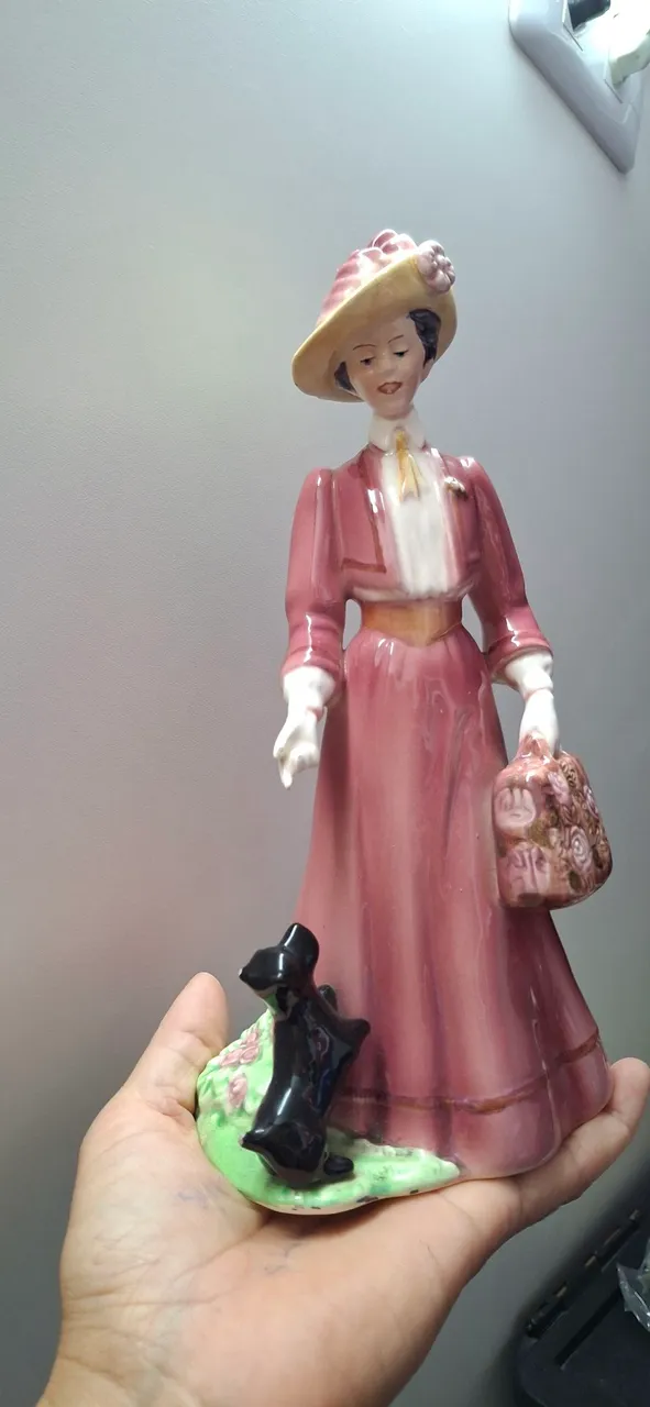 Estatueta de porcelana antiga