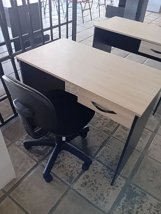 Mesa de escritório com gaveta